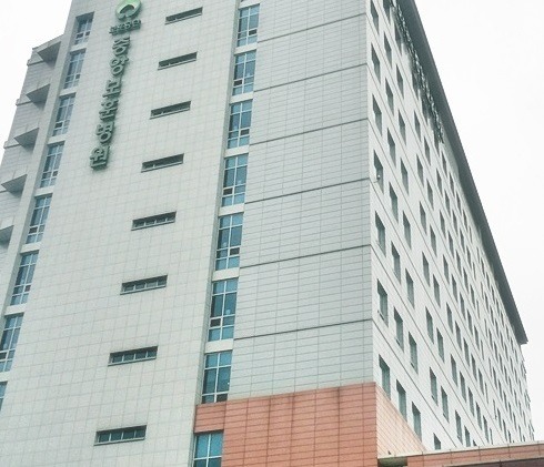 보훈병원 장례식장 운영권 뺏기자 버스로 출입구 막은 ‘용사촌’ 간부들