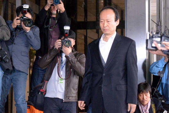 문고리 이재만 전총무비서관 검찰소환 침울한 표정 화무는 십일홍인가