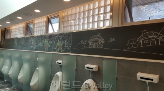‘人蔘’향 가득…인삼랜드 휴게소, 힐링 테마 화장실 ‘탈바꿈’