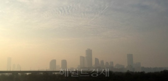 [헤럴드포토] ‘도심 미아’ 될라…미세먼지에 시야 흐린 여의도