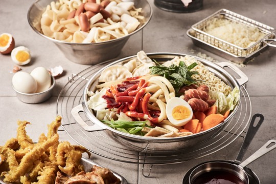 [프랜차이즈를 가다, 릴레이 인터뷰] ③ 두끼 떡볶이 세계화, 스타일 다른 두사람이 뭉쳤다