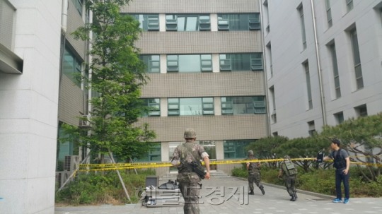 연세대 공학관서 택배 폭발로 교수 1명 부상...警, “테러 의심”(종합)