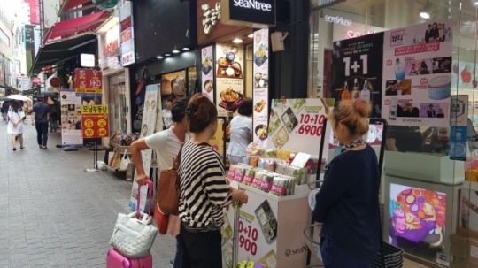 [관광 코리아의 그늘②] 명동 한 골목에 화장품가게만 20곳…“쇼핑 말고는 할 게 없어요”