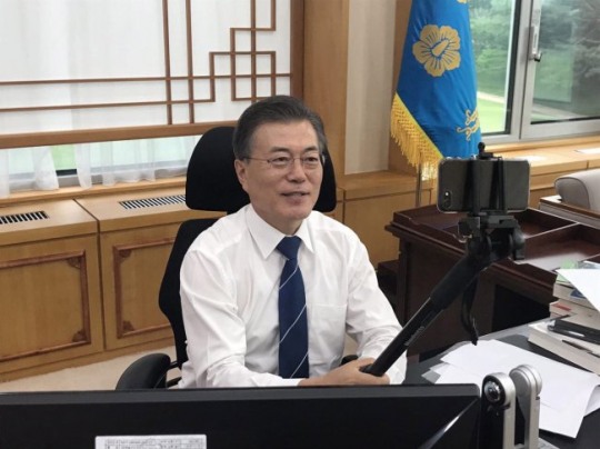‘셀카봉’ 든 文대통령 “‘고마워요 문재인’, 제가 더 고맙습니다”