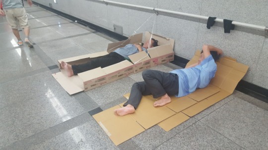[그들이 사는 세상①] 화장실이 욕실…신문지가 이불…서울역은 ‘긴장 바짝’