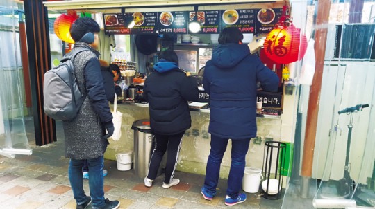 ‘새해에도 혼밥’…컵밥에 빠지다