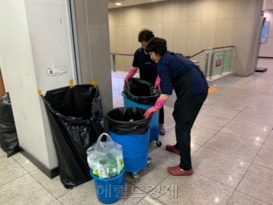 그들만의 대학 축제, 그 많은 술병ㆍ오물 누가 치우나