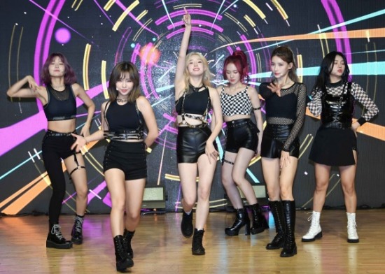 [현장;뷰] “소녀시대처럼 ‘장수돌’ 되고 싶어”…에이앤에스, 첫 데뷔에 담긴 ‘꿈’