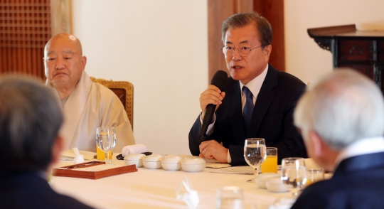 文대통령 “국민통합 큰 역할 해 달라”…종교지도자 “힘 보태겠다”(종합)