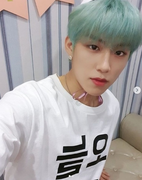 에이비식스 박우진, 무릎 수술로 활동 중단