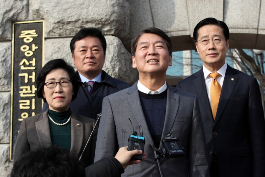 선관위 찾은 안철수 “개혁정당 탄생 두렵나”…安신당·국민당 불허 반발