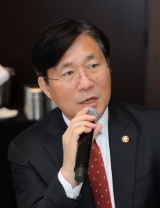 성윤모 산업부 장관 “5년간 4000억원 이상 금속 분야 R&D 지원”…철강업계 간담회