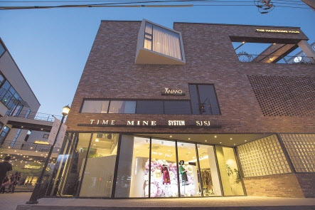 패션업계, 한 매장 多브랜드 전략…“뭉쳐야 산다”