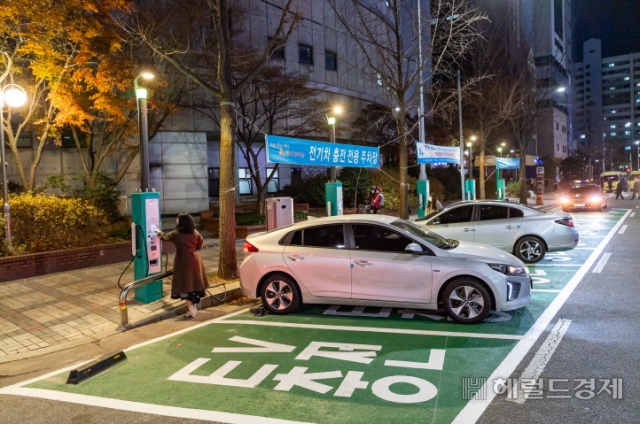 내년부터 전기차 보조금 100만원 줄어든다…내년 바뀌는 車 제도