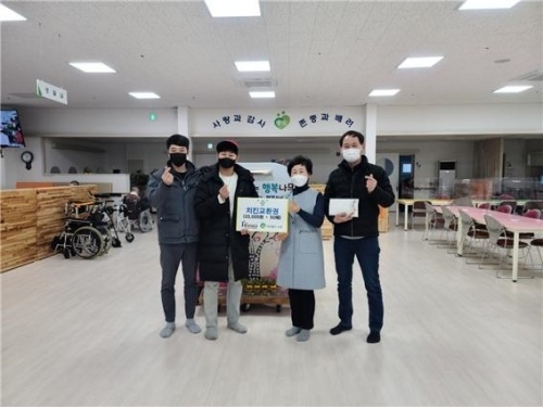호식이두마리치킨, 달성군 노인돌봄센터에 치킨교환권 전달