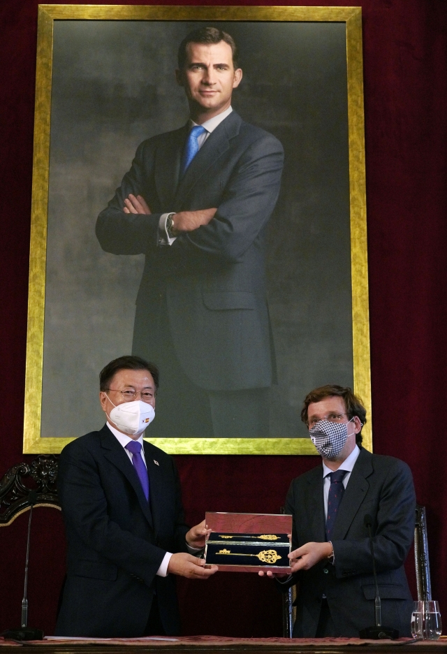 文 대통령, 황금열쇠 선물받자 한반도에 큰 행운 가져다줄 것