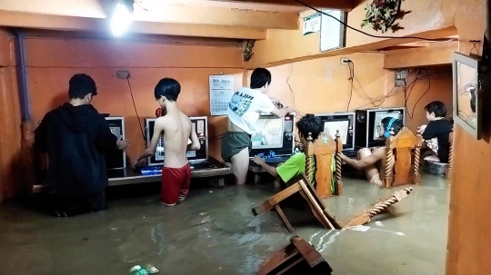 [영상] 감전 안 무섭나 태풍·침수에도 게임…겁없는 필리핀 10대