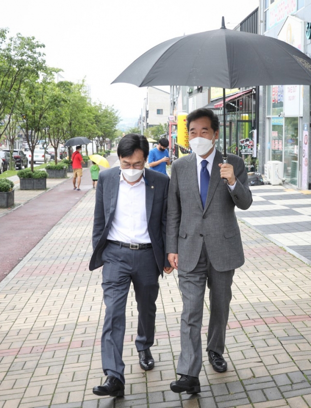 다급한 “안 돼요”에 우산 꼭 쥔 윤석열…與野, ‘우산은 직접’ 한마음