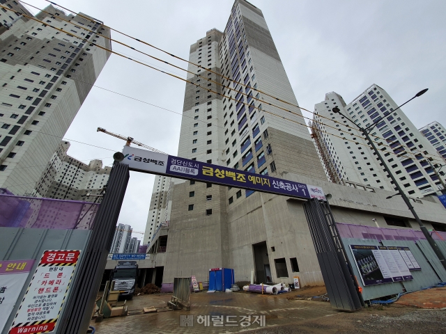 “진짜 부술 수 있겠나”…‘왕릉뷰 논란’ 장릉 앞 아파트 현장 가보니 [부동산360]