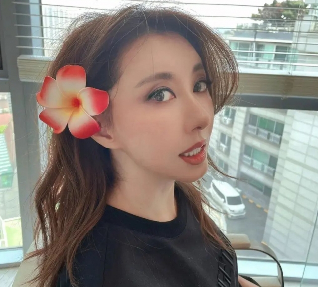 김완선, 예쁜 꽃 머리에 꽂고…친구들과 여수 여행