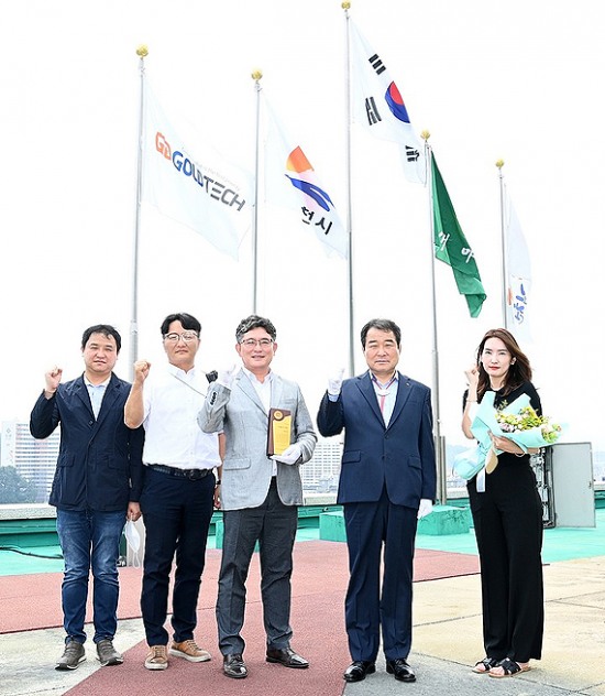 김천시 7월 이달의 기업에 ㈜골드테크 선정…회사기 시청 국기 게양대에 게양