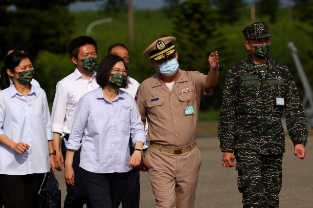 대만, 中 드론에 사상 첫 실탄 사격…고조되는 군사적 긴장감