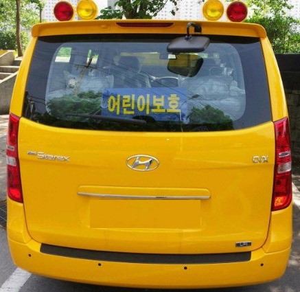 차 문에 옷 낀 채 끌려 간 8살 어린이…운전기사는 하차 확인 안했다