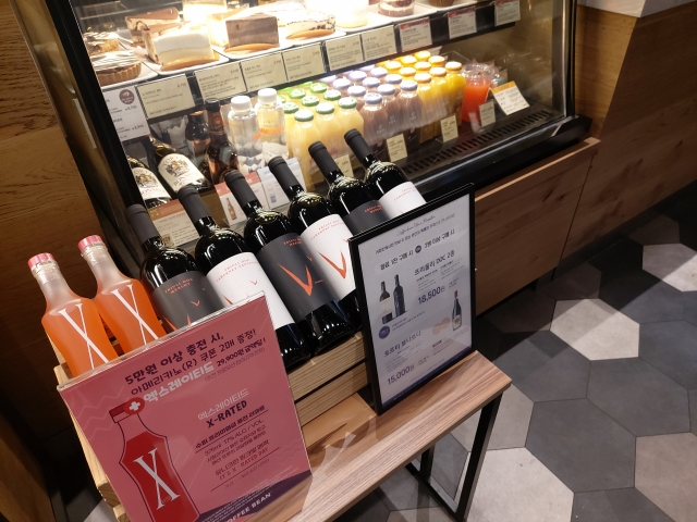 여기가 카페 맞아?…와인·골프공도 사고, 공연도 보고