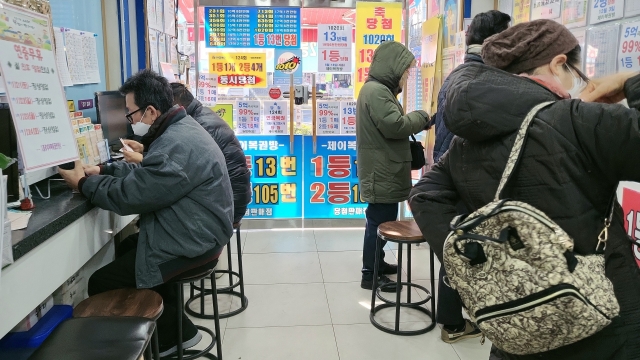 “로또뿐이다” 연휴 ‘대목’ 맞은 복권판매소