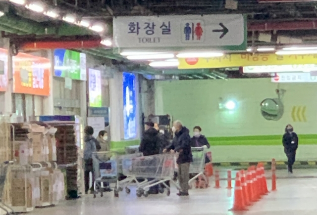[르포] “새벽 6시에 하나로마트서 줄설줄은…” 소고기 ‘오픈런’, 문열기 2시간 전부터 [고물가 버티기]