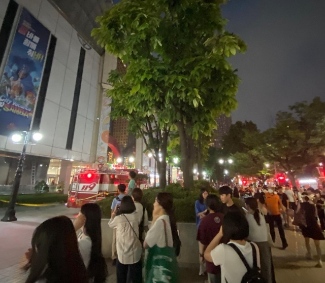 버버리 매장서 발화 롯데百 잠실점 화재로 1000여명 대피