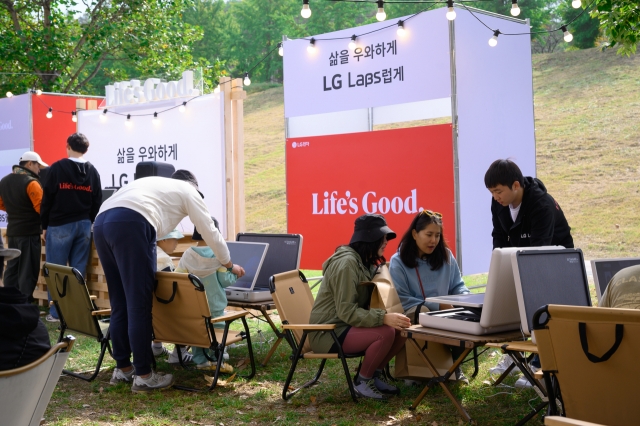 “검고 큰 상자가 펼칠 세상 궁금” LG 신개념 ‘주거공간’에 1500명 몰려