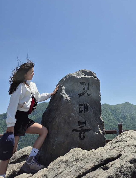 울릉도 한가운데 우뚝…전망좋은 600m ‘깃대봉’ 정상 표지석 설치