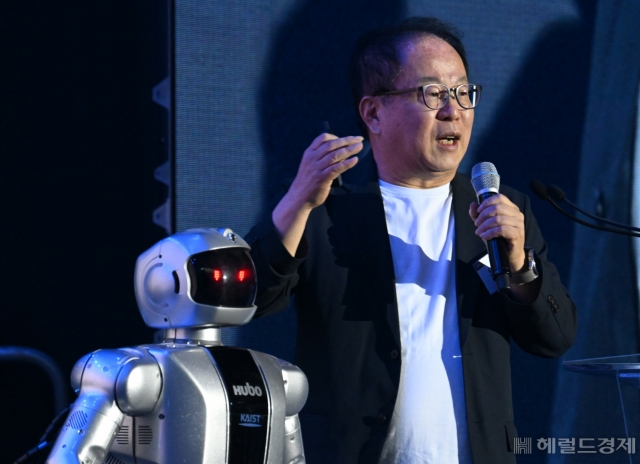 “이게 진짜 되네!” 로봇개와 등장한 ‘이 사람’…AI 로봇 미래 내놨다 [이노베이트 코리아 2024]