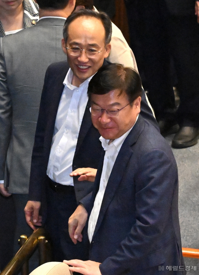 [헤럴드pic] 미소짓는 추경호 원내대표-정점식 정책위의장