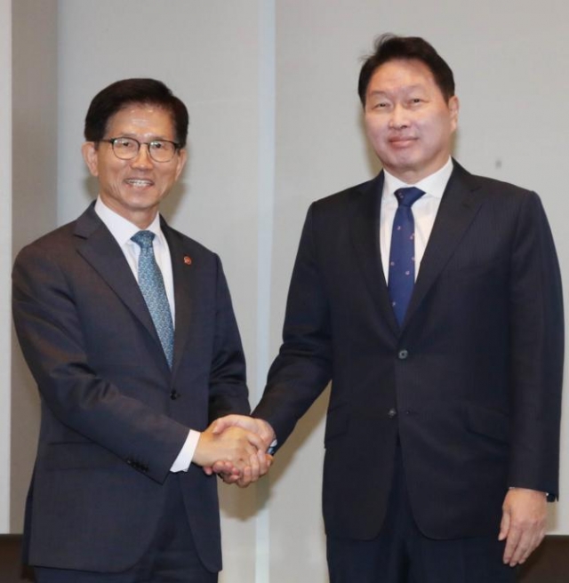 최태원 회장, 김문수 고용장관 만나 “고용 창출·유연성 확보 협업하자”