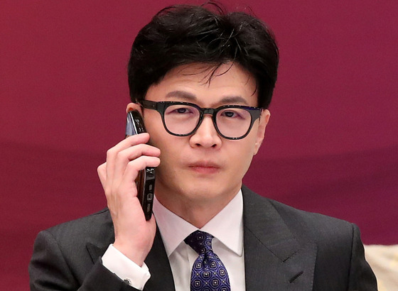 “한동훈, 계엄 당일 ‘국회 가면 목숨 위험’ 전화 받았다”