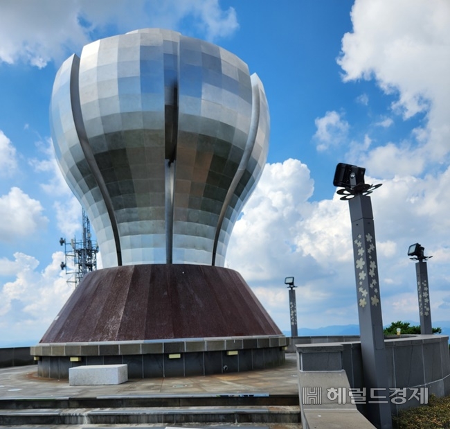 산업도시 광양, 구봉산 봉수대 없애고 새 조형물 신축