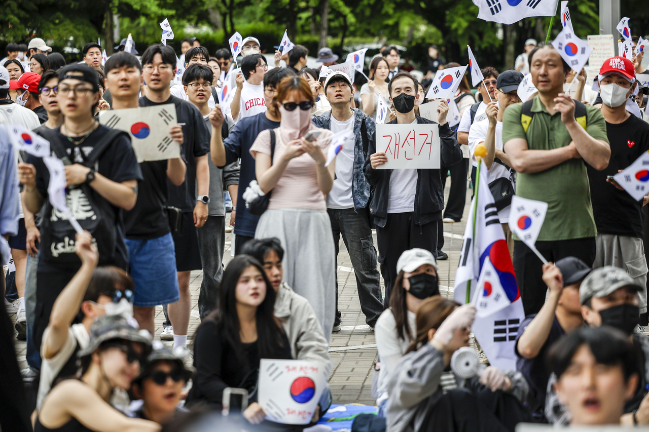 잠실 투표소 봉쇄 시위 나흘째…시민들 2만명까지 모였다
