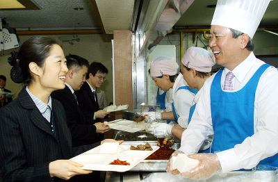 통합 신한銀 영업 첫날..`잔칫집 분위기`