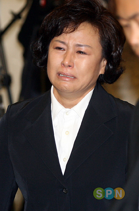 [포토]박원숙, 울음 터뜨리며 빈소 찾아