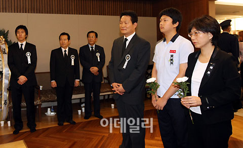 [포토]김대중 전 대통령 조문하는 송영길 의원 가족