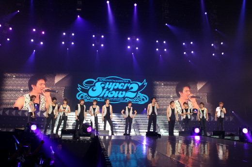 슈퍼주니어, 亞투어 홍콩공연 성황…유덕화·F4 바네스 축하