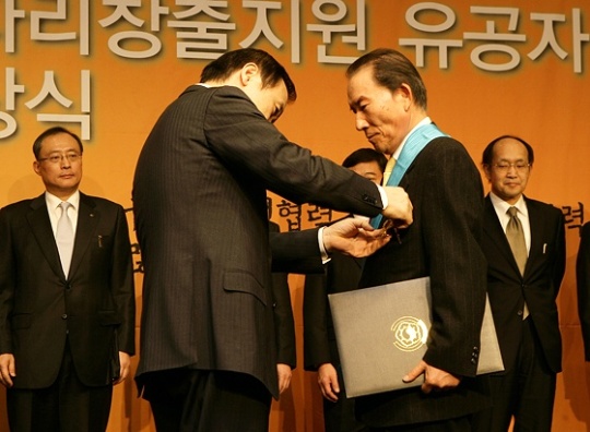 (포토)임건우 보해 회장, 노동부 금탑산업훈장 수여