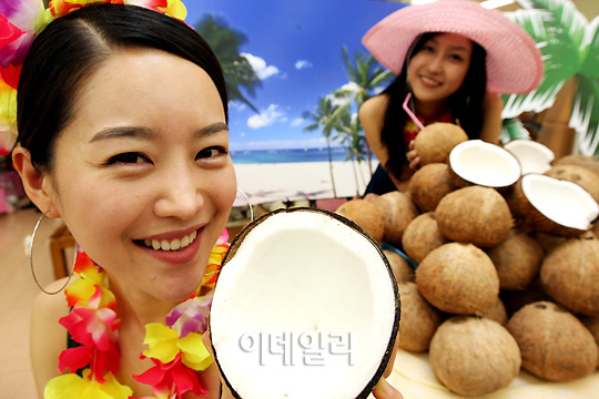 [포토]웰빙과일 천연야자로 무더위 싹~