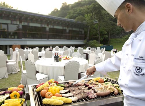 가을 경치와 함께 즐기는 야외 바비큐 뷔페