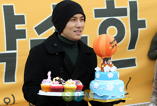 [포토]김동완 `소집해제 축하 케이크 받았어요`