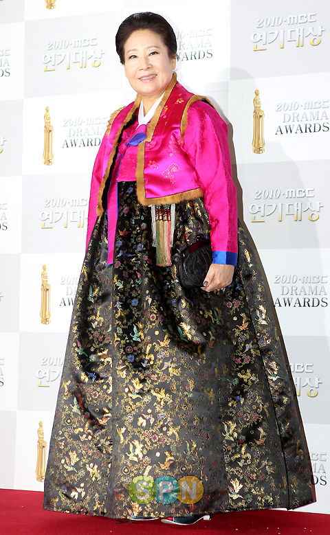 [포토]정혜선 `한복입고 왔어요~`