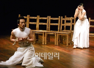 `오이디푸스` 음률로 비극을 채우다