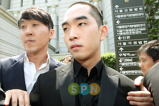 크라운제이 누명 벗나..경찰 전 매니저 사기혐의 기소